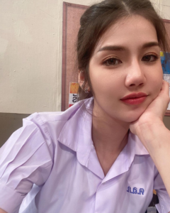 พลอย วรางคนางค์ ชุดนักเรียน