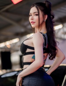 โมนิก้า นมใหญ่