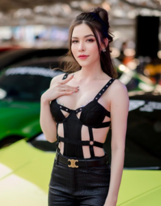 โมนิกา ถ่ายแบบ